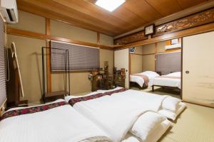京都JPRESERVE Nakatonodacho的卧室配有两张白色的床。