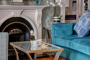 多佛尔Best Western Premier Dover Marina Hotel & Spa的客厅配有蓝色的沙发和桌子