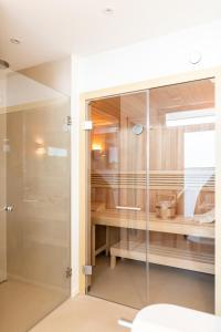 格吕克斯堡Intermar Hotel & Apartments的浴室设有玻璃步入式淋浴间