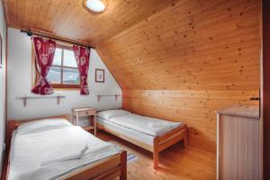 利普托斯基米库拉斯Liptovské Chaty的小木屋内带两张床的房间