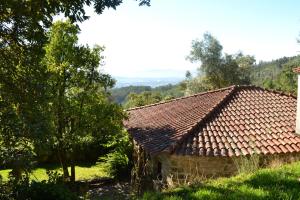 Três HorasQuinta Abelha的田野上带瓷砖屋顶的房子