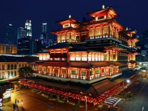 新加坡Wink at McCallum Street的一座中国建筑,晚上有红灯