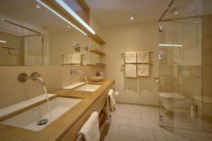 塞斯托塞斯托祖尔珀斯特公寓的一间带水槽、淋浴和卫生间的浴室