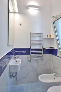 米诺利Casa Amorino的白色的浴室设有水槽和镜子