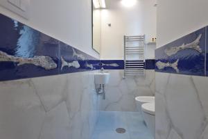 米诺利Casa Amorino的一间带卫生间和水槽的浴室