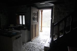 TaranesHotel Rural Llerau的厨房设有通往门道的门