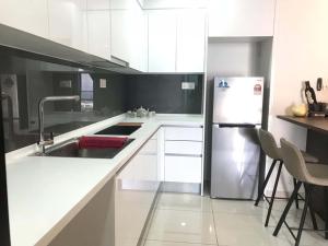 努沙再也ALMAS PUTERI HARBOUR的厨房配有白色橱柜和不锈钢冰箱