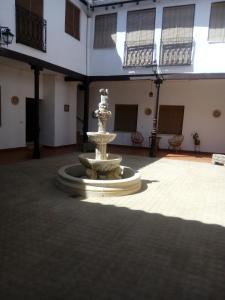 阿尔玛格鲁Casa De Comedias的一座大庭院,在一座建筑的中间有一个喷泉