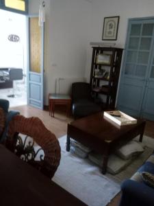 阿尔玛格鲁Casa De Comedias的客厅配有桌子和沙发