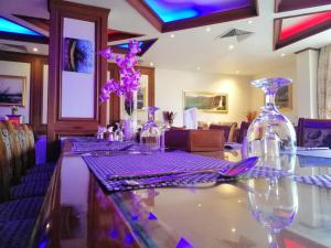 马斯喀特德马斯酒店的用餐室配有带酒杯的桌子
