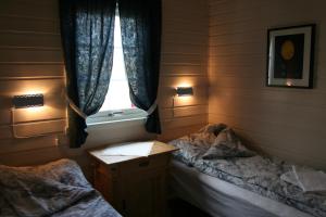 斯塔姆松Tinabua Rorbu Lofoten的一间卧室设有两张单人床和一个窗户。