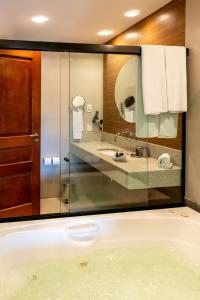 布希奥斯菲拉杜拉度假酒店的带浴缸和盥洗盆的浴室