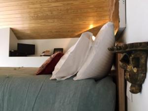 加亚新城多罗码头一室公寓的一间卧室配有带枕头的床