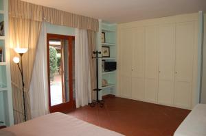 圣朱利亚诺-泰尔梅Affittacamere Loretta的一间卧室设有一张床,并有通往庭院的门