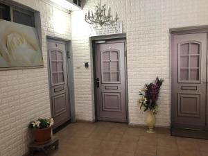 Or YehudaStar Guest- House的走廊上有两个门,花瓶
