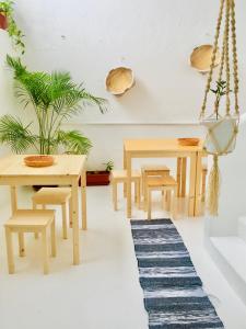 普拉亚Casa Sodadi的用餐室配有木桌和地毯。