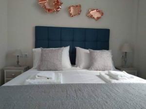 尼亚普拉莫斯Petrani Suite 1的一间卧室配有一张大床和毛巾