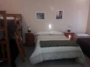 梅塞德斯镇Departamentos del centro的一间卧室配有两张床和两张双层床。