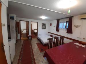 索科矿泉村Apartmani Perovic的配有一张床和一张桌子及椅子的房间