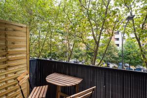 博洛尼亚Interno 7 - Rooms da Vale的一张木桌和椅子坐在阳台上