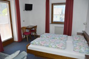 崔聂斯皮希勒旅馆的酒店客房设有床、桌子和窗户。