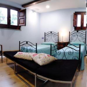 特雷卡斯塔尼NICE mini House - tra l'Etna Catania Taormina e il Mare的双床间设有2张单人床。