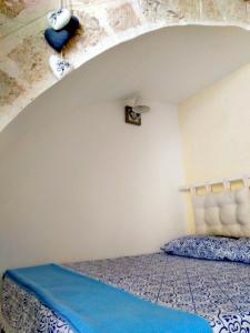 滨海波利尼亚诺CasAntonia - Locazione Turistica的一间卧室配有一张带蓝色床罩的床