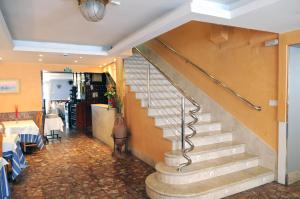 圣卡洛斯拉腊皮塔坎玛丽尼斯旅馆的用餐室的楼梯,配有桌椅