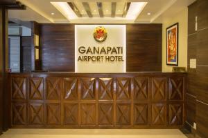 加德满都Ganapati Airport Hotel的木门后方的标牌读Campari机场酒店