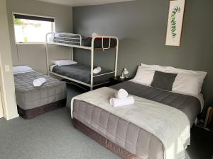 Ranfurly兰夫利假日公园及汽车旅馆 的一间卧室配有两张床和一张双层床。