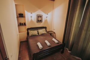 泰拉维Telavi Tel Aviv的小卧室配有带2条毛巾的床
