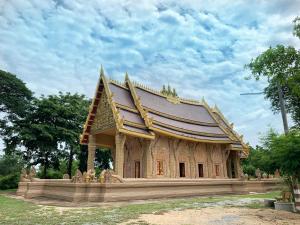 Ban Phai Cham Sin微笑旅馆的公园内有屋顶的小建筑