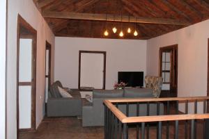 蓬塔利亚纳Casa Fita en El Cubo de La Galga的带沙发和电视的客厅