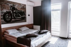 伊万诺-弗兰科夫斯克Clubhouse的卧室配有一张壁挂摩托车的床