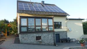 OberhausenFerienwohnung Tine的一座房子,屋顶上设有太阳能电池板