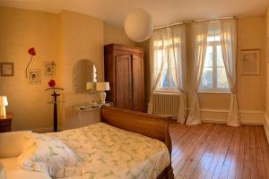 达里Gîte de Lafleur的一间卧室设有一张床和一个窗口