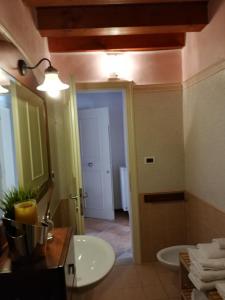 威尼斯卡萨吉纳维夫酒店的一间带水槽、卫生间和镜子的浴室