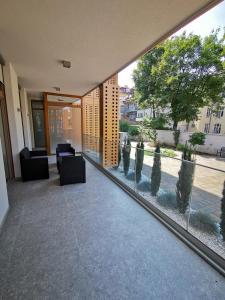 卢布尔雅那Argo Apartments的大堂设有椅子和大型玻璃窗