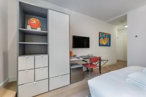 阿姆斯特丹老妇人酒店的卧室配有带书桌的大型白色衣柜