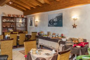 马尔切西内B&B Casa Benamati by Kelly的用餐室配有2张桌子,上面有食物