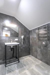 伊万诺-弗兰科夫斯克Motel Sun Lit的一间带水槽和镜子的浴室