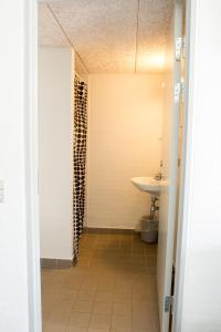 科灵Pulzion - Sportshotel的一间带水槽、卫生间和淋浴的浴室