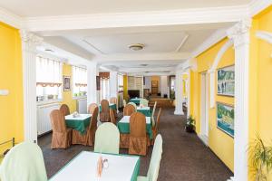 比耶洛波列多米纳斯酒店的拥有桌椅和黄色墙壁的餐厅