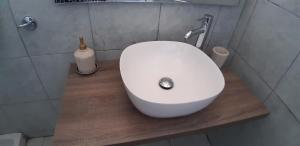 StavrokhórionPericles Traditional Cretan Home的木制柜台上带白色水槽的浴室