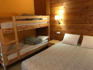 因克勒斯ESTANYOL - Peu del Riu 401 - Vall d'Incles - Soldeu的一间卧室配有两张双层床和一张床
