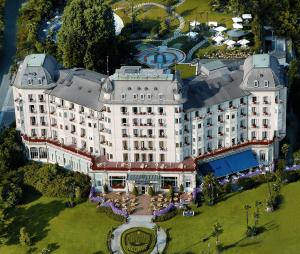 斯特雷萨蕾佳娜皇宫酒店的享有酒店空中景色,拥有一座大型建筑