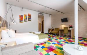 莫斯科塔格斯卡亚斯皮克特尔酒店的酒店客房,配有床和色彩缤纷的地毯