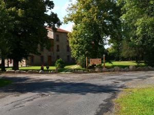 AuzellesLes chambres d'hôtes de la Frissonnette的大楼前空的街道