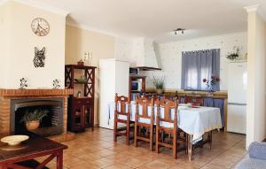 埃尔加斯托尔La Piedra Verde的厨房以及带桌子和壁炉的用餐室。