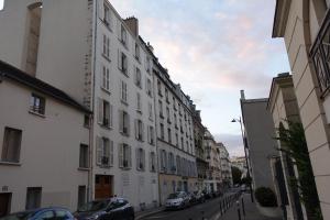 巴黎Sunny and quiet apartment的一条城市街道上的一排白色建筑